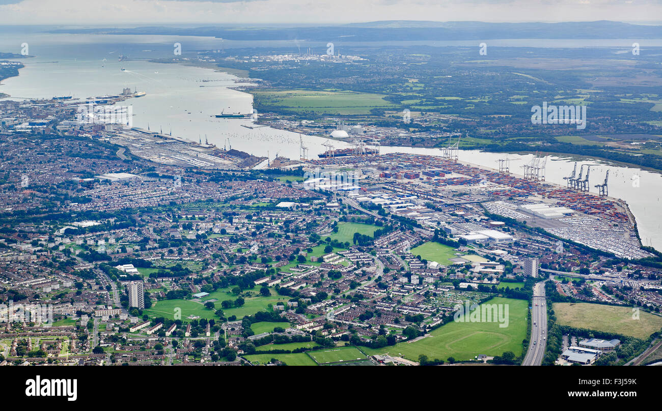 Una veduta aerea del porto di Southampton e Southampton acqua, con l'Isola di Wight dietro, Inghilterra meridionale Foto Stock