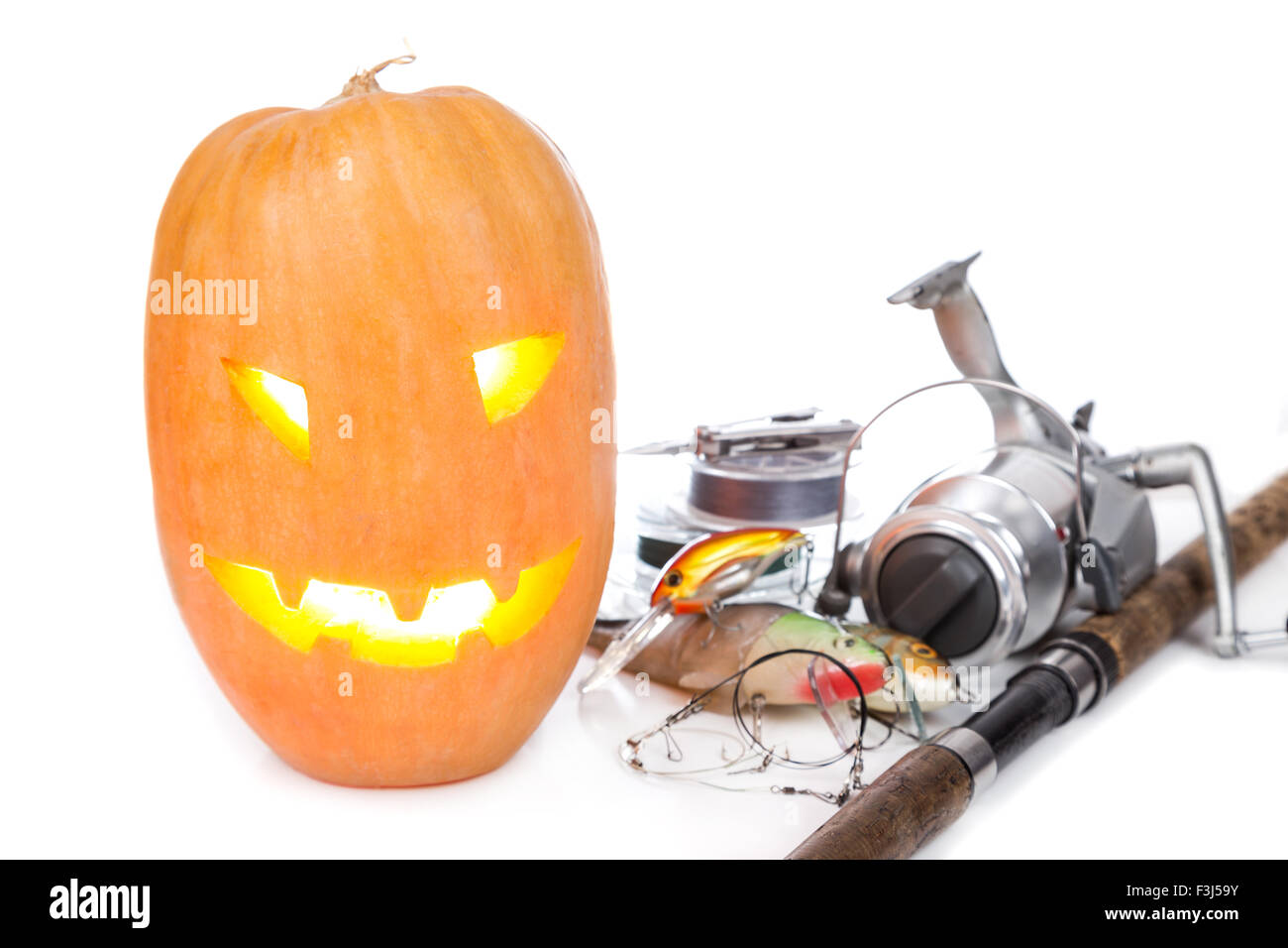 Zucca di Halloween di testa con la pesca affronta su sfondo bianco Foto Stock