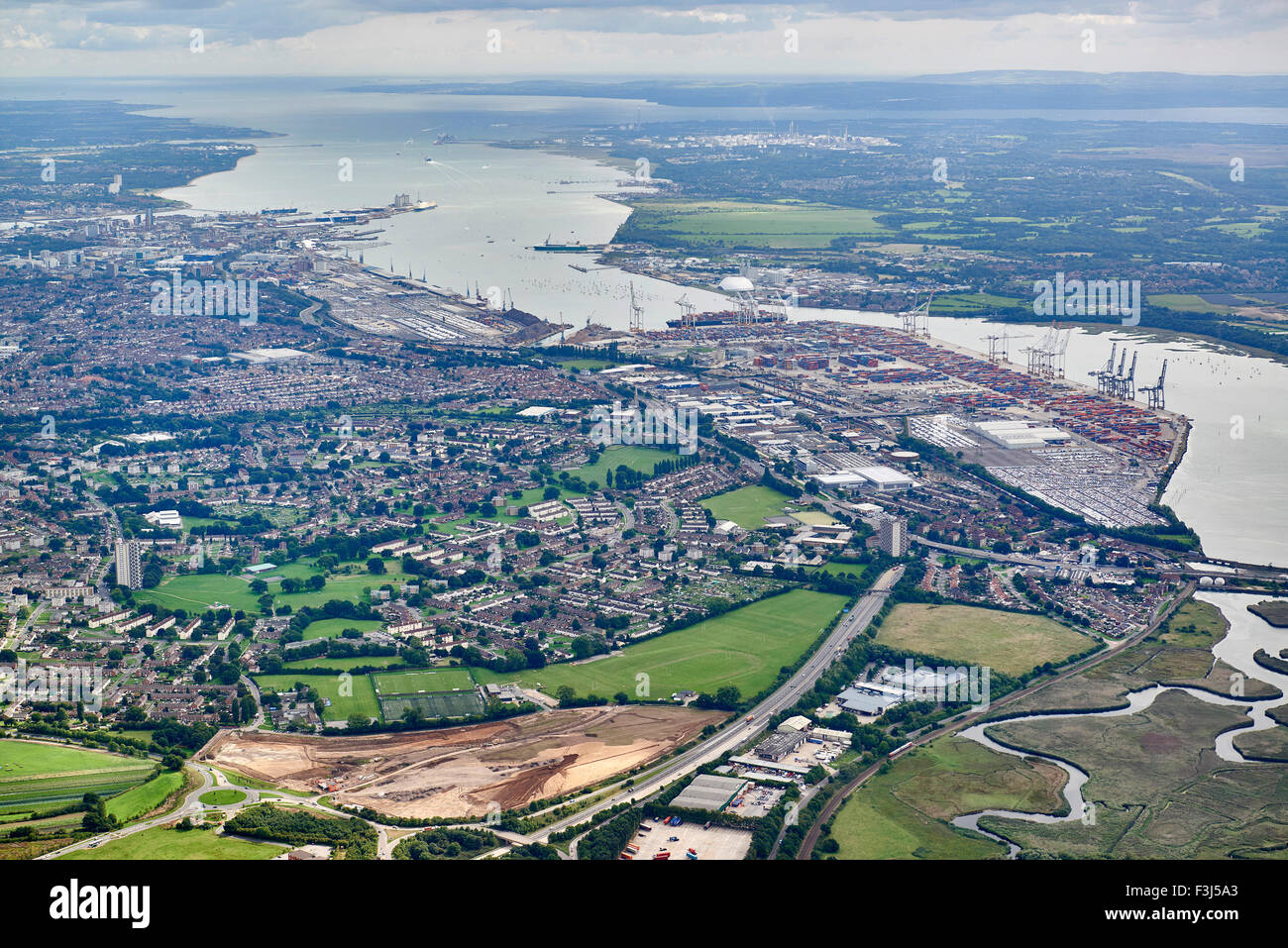 Una veduta aerea del porto di Southampton e Southampton acqua, con l'Isola di Wight dietro, Inghilterra meridionale Foto Stock