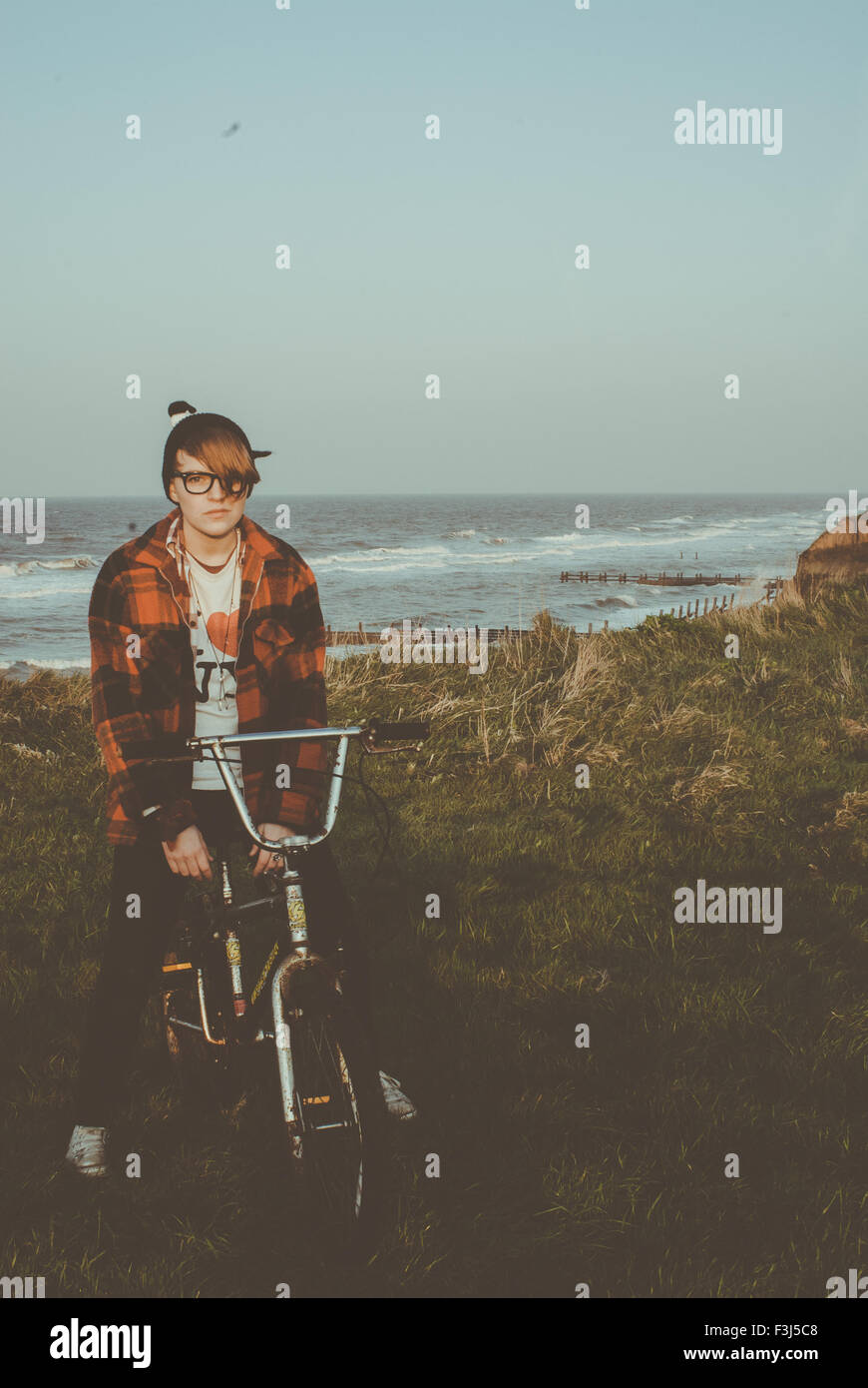 Ragazza adolescente seduto su una bicicletta da costa Foto Stock