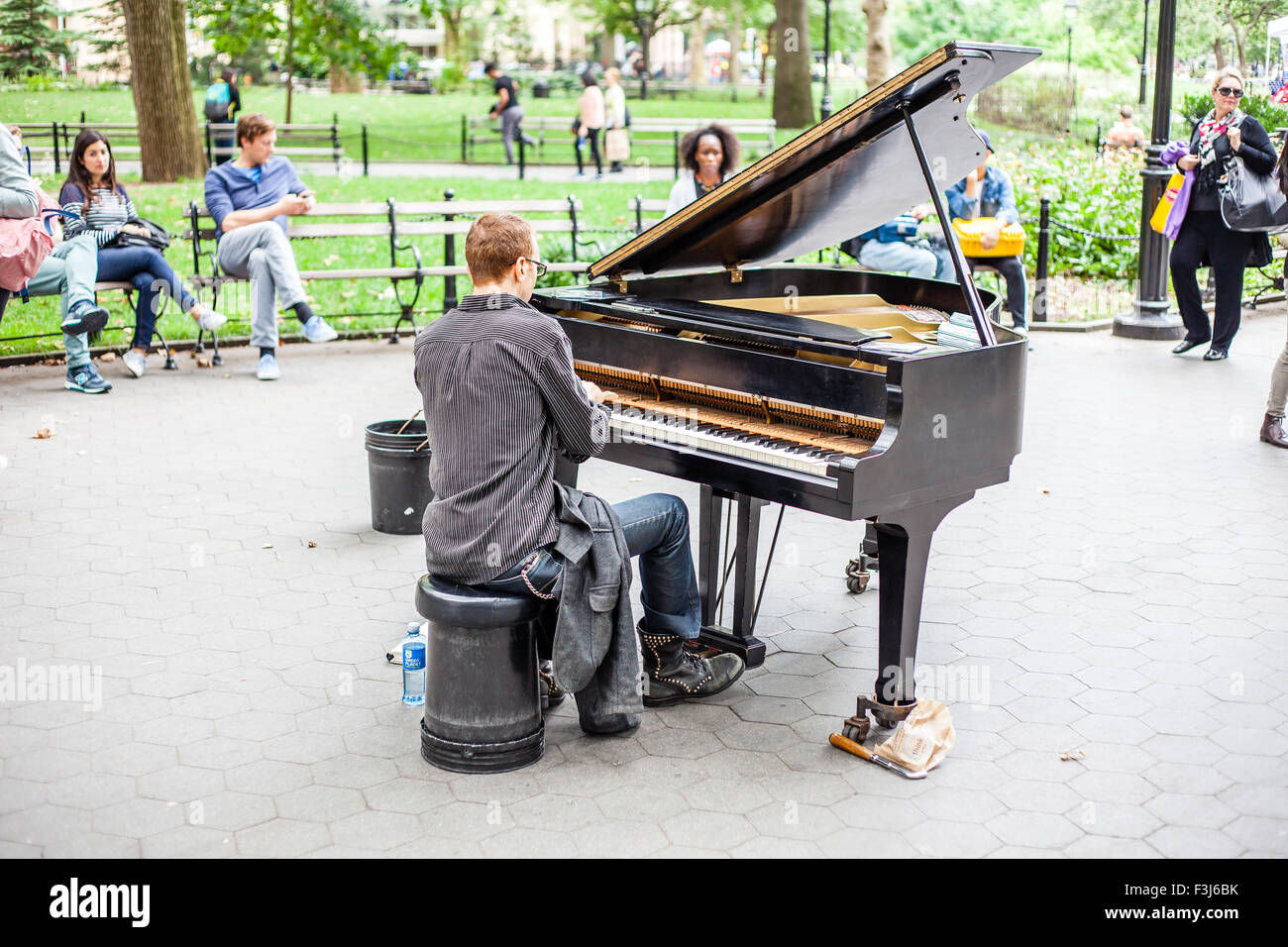 Giocatore pianoforte a Washington Square Park di New York City Foto Stock