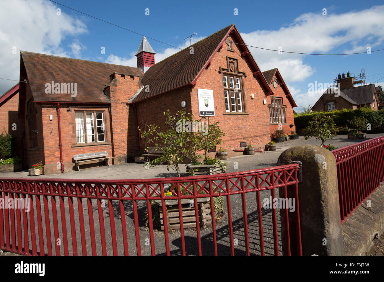 Villaggio di Saighton, Cheshire, Inghilterra. Una vista pittoresca del Saighton la chiesa di Inghilterra la scuola primaria. Foto Stock