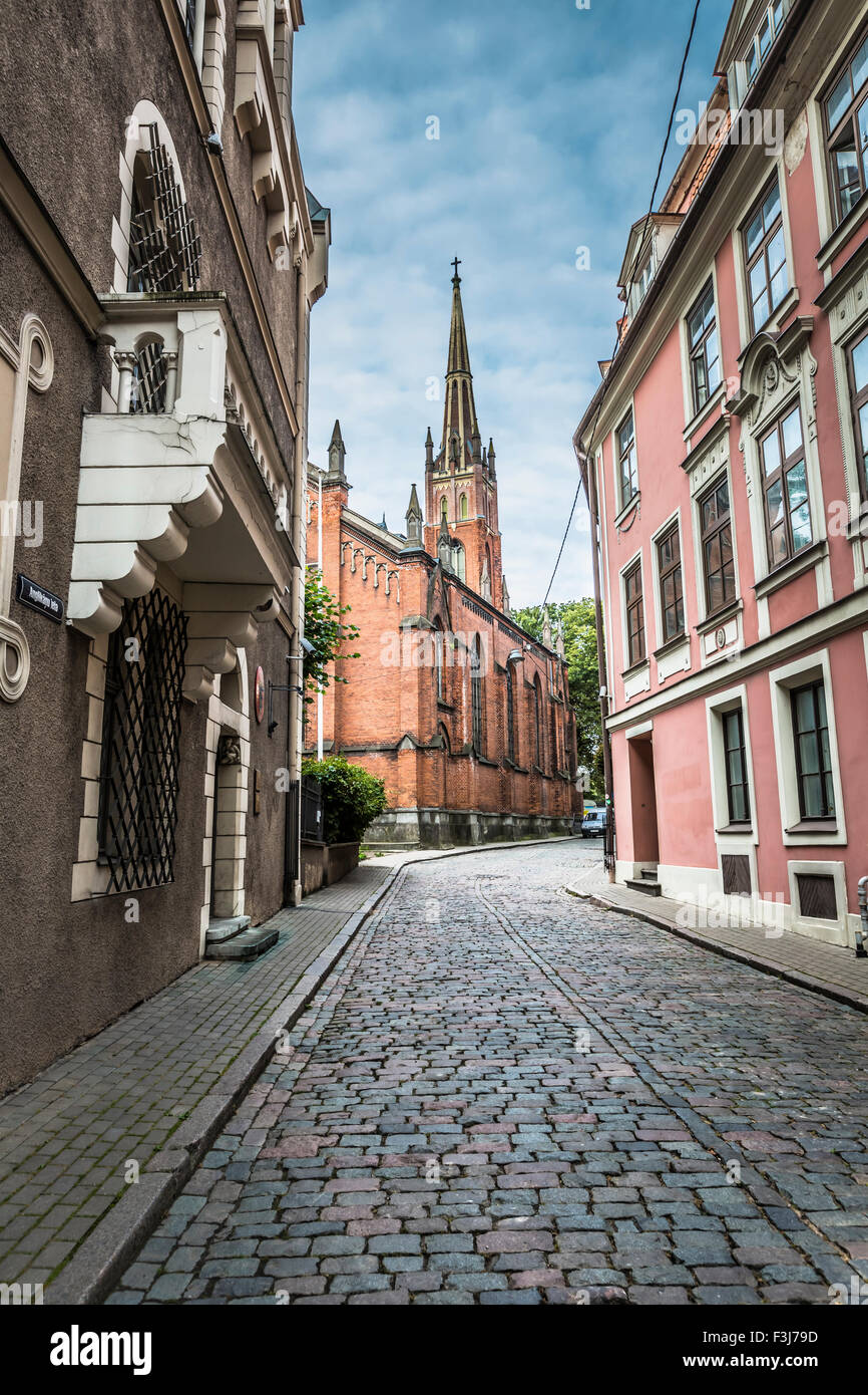 Mattina Street nella città medievale di vecchia città di Riga, Lettonia. Camminando attraverso le strade medievali del centro storico di Riga, i turisti possono trovare singolare Foto Stock