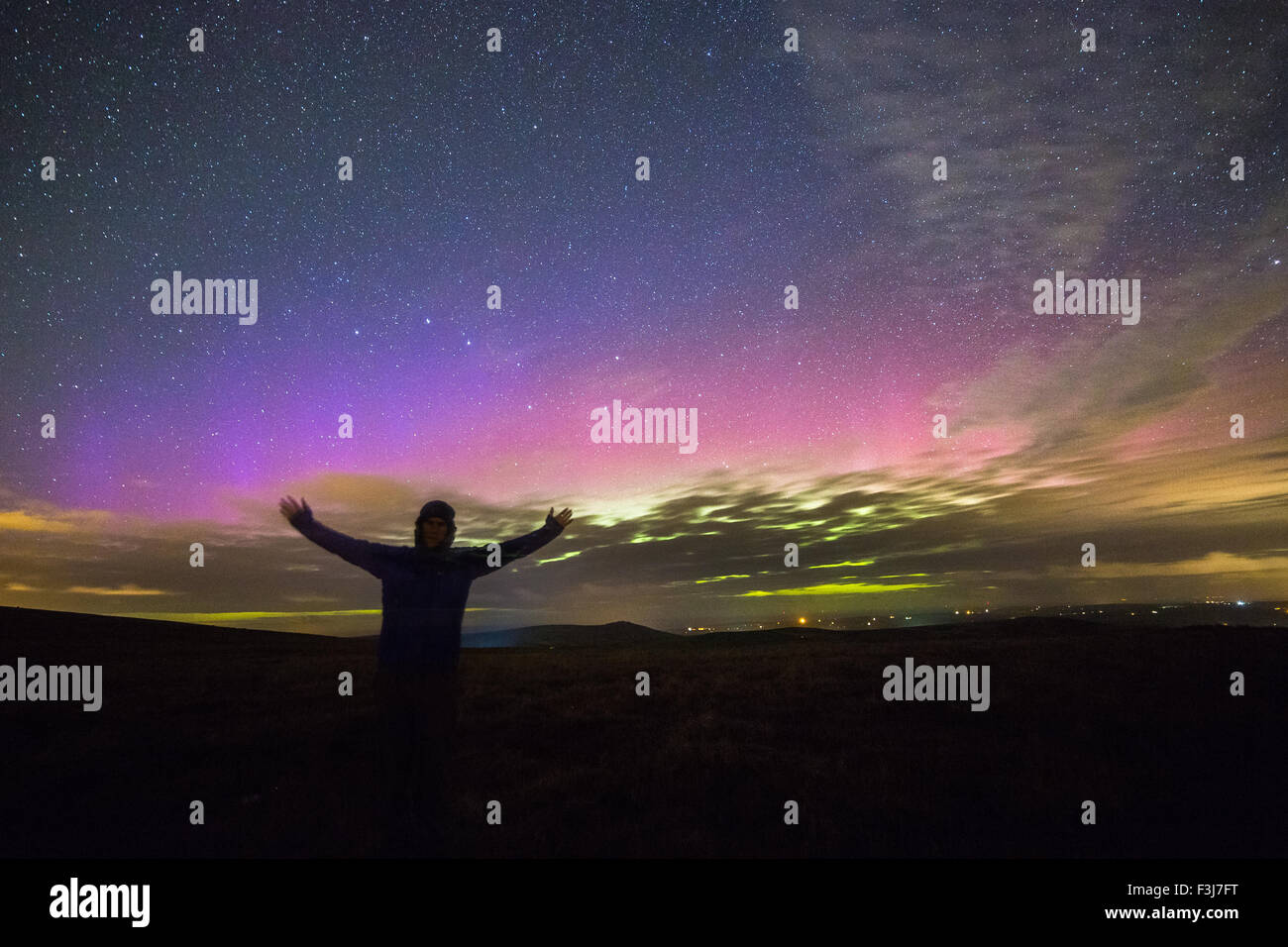 Aurora Boreale (Northern Lights) oltre il Pembrokeshire nel sud-ovest del Galles Foto Stock