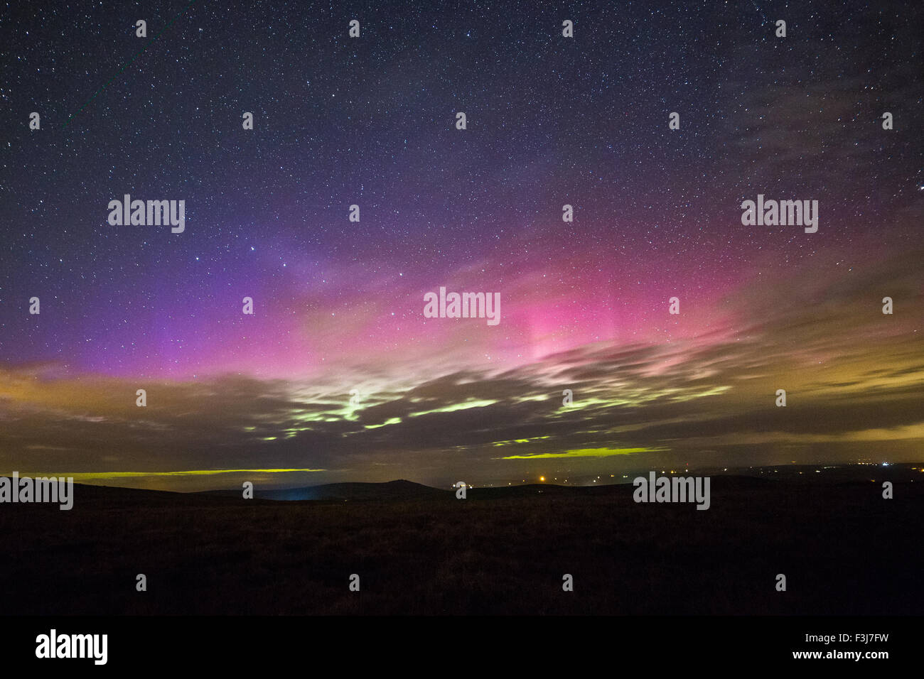 Aurora Boreale (Northern Lights) oltre il Pembrokeshire nel sud-ovest del Galles Foto Stock