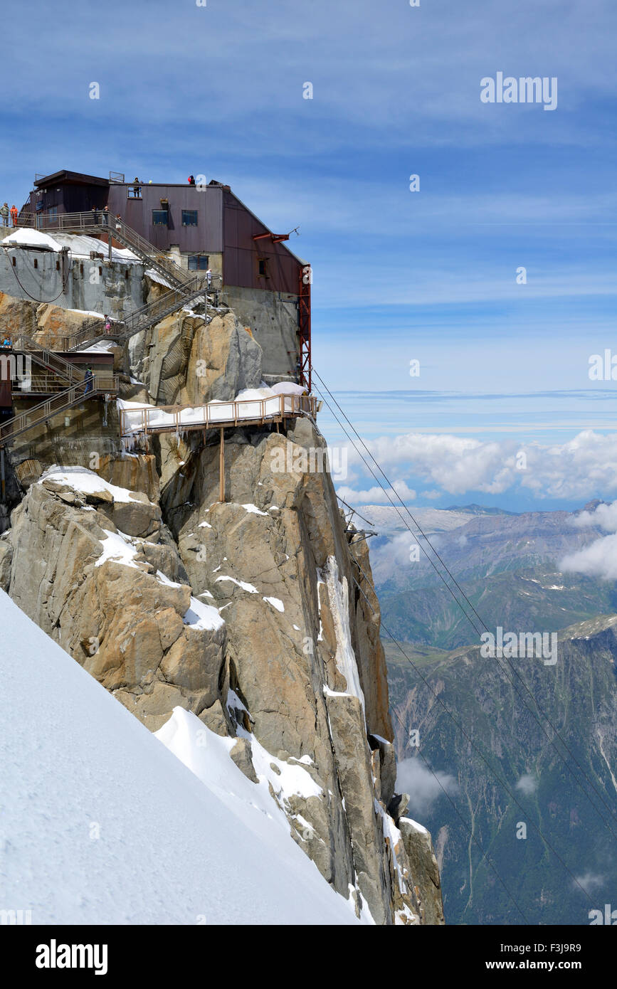 Visualizzazione delle piattaforme e passerelle, Aiguille du Midi, il Massiccio del Monte Bianco, Chamonix, sulle Alpi francesi, Haute Savoie, Francia, Europa Foto Stock