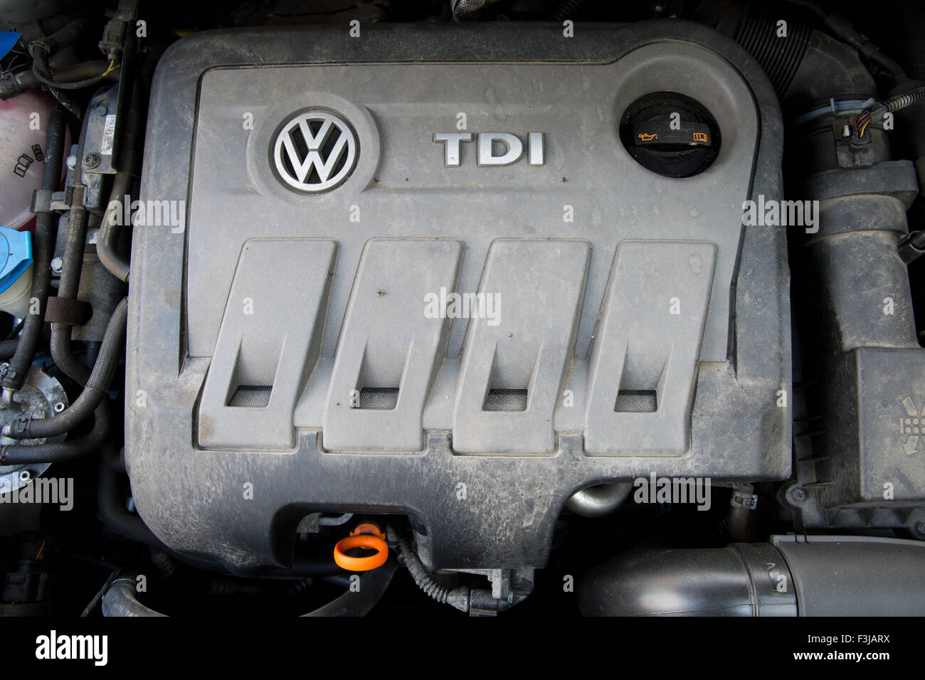 Hannover, Germania. Il 30 settembre, 2015. Una TDI diesel tipo motore EA189 in un Volkswagen Touran, raffigurato in Hannover, Germania, 30 settembre 2015. Fino a 11 milioni di veicoli in favore del gruppo Volkswagen sono apparentemente interessato dalle emissioni scandalo. Foto: JULIAN STRATENSCHULTE/DPA/Alamy Live News Foto Stock