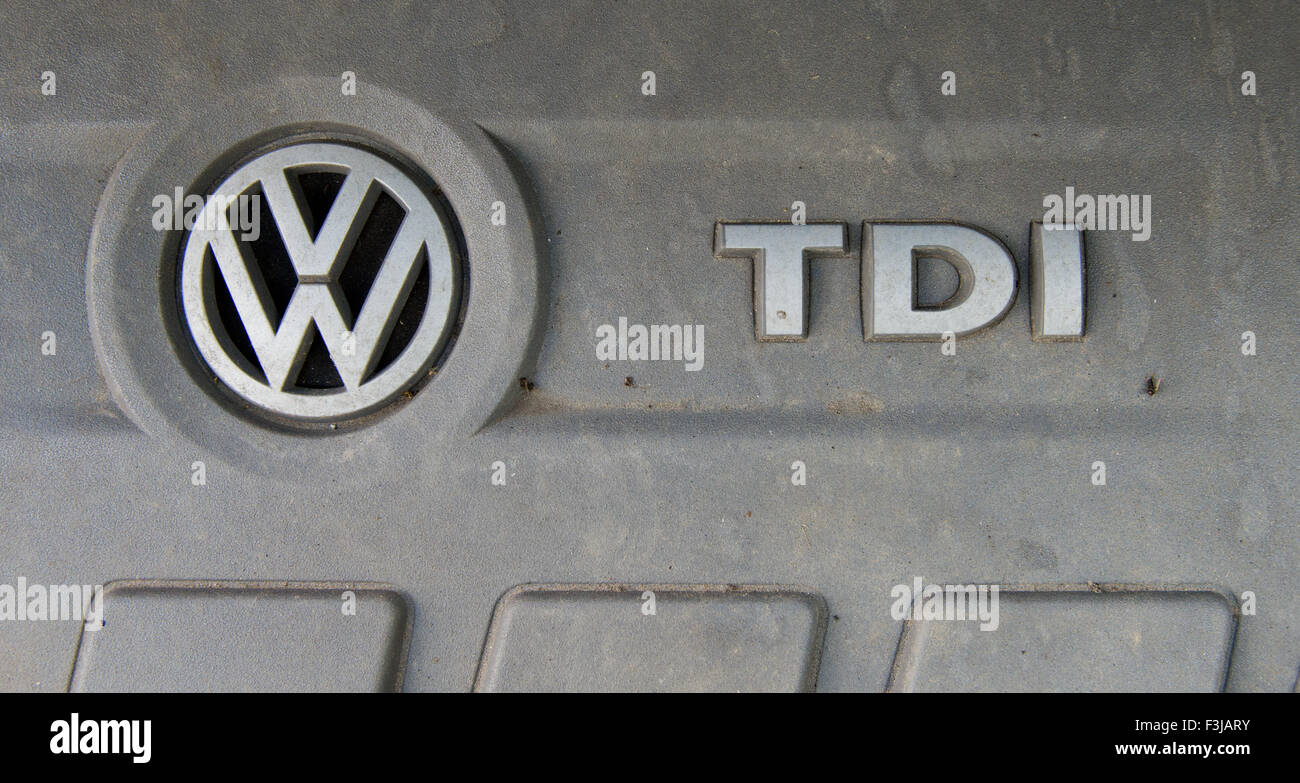 Hannover, Germania. Il 30 settembre, 2015. Una TDI diesel tipo motore EA189 in un Volkswagen Touran, raffigurato in Hannover, Germania, 30 settembre 2015. Fino a 11 milioni di veicoli in favore del gruppo Volkswagen sono apparentemente interessato dalle emissioni scandalo. Foto: JULIAN STRATENSCHULTE/DPA/Alamy Live News Foto Stock