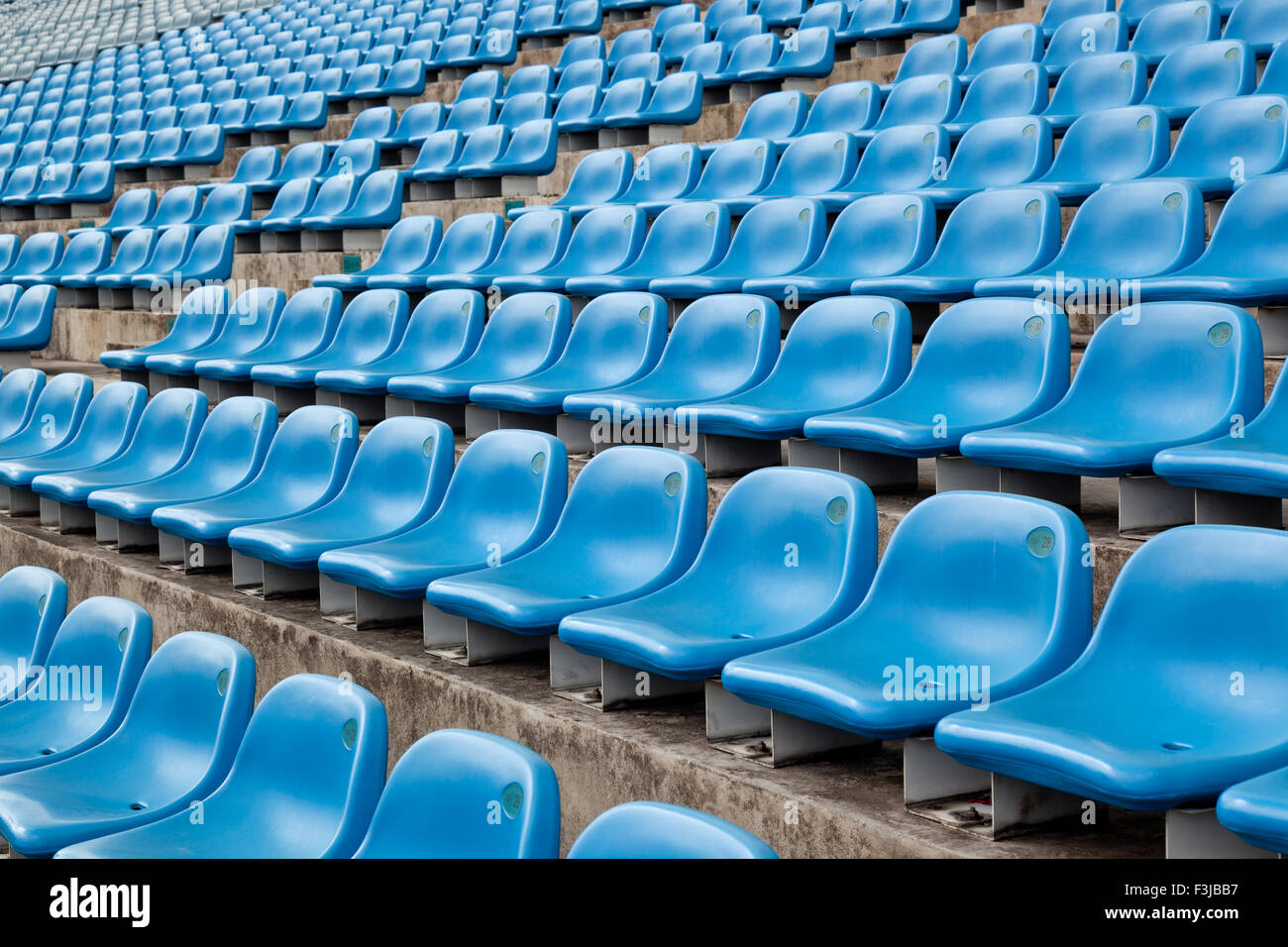 Sedili blu in una sezione di un Stadium Foto Stock