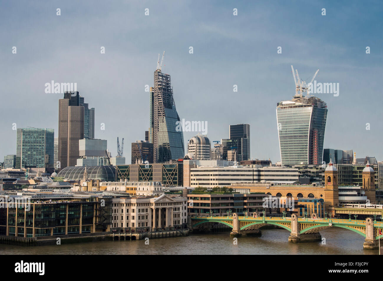 20 Fenchurch Street è un grattacielo commerciale nel centro storico della città di Londra il quartiere finanziario. È stato soprannominato "l' Walkie-Talkie a causa della sua forma caratteristica. Completato nella primavera del 2014, e il top-piano 'Sky-giardino" è stato inaugurato nel gennaio 2015. Il 34 piani è di 160 m (525 ft) di altezza, rendendo il quinto edificio più alto della città di Londra e il tredicesimo più alti in Londra. È stato progettato da architetto uruguaiano Rafael Viñoly in uno stile postmoderno. Foto Stock