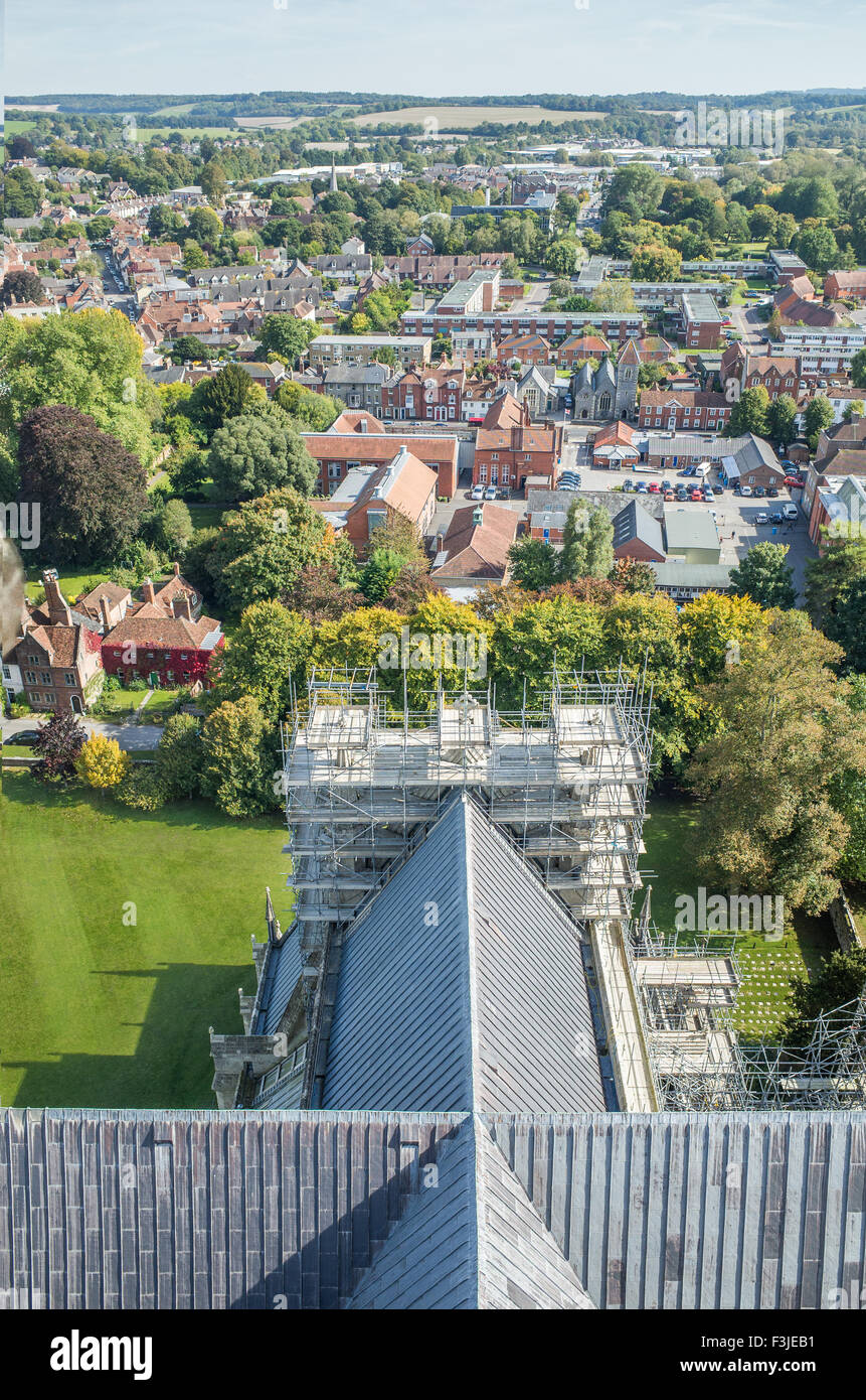 In corrispondenza del tetto della cattedrale di Salisbury, un medievale gotico del XIII secolo luogo di culto cristiano costruito nel sud dell'Inghilterra. Foto Stock