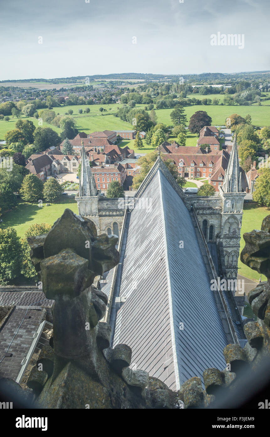 In corrispondenza del tetto della cattedrale di Salisbury, un medievale gotico del XIII secolo luogo di culto cristiano costruito nel sud dell'Inghilterra. Foto Stock