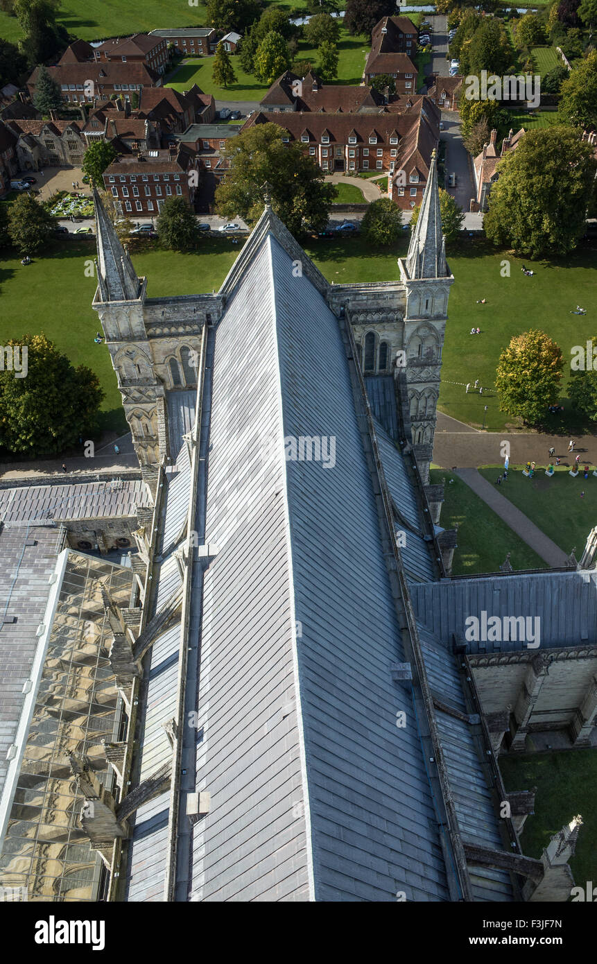In corrispondenza del tetto della cattedrale di Salisbury, un medievale gotico del XIII secolo luogo di culto cristiano costruito nel sud dell'Inghilterra. Foto Stock