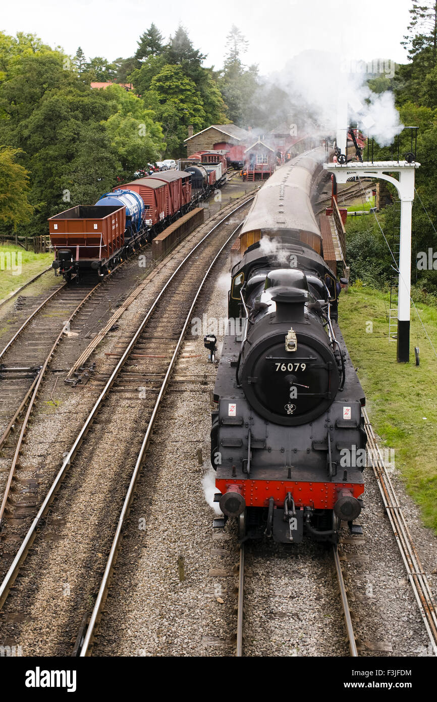 Un 1957 treno a vapore, 'il Pocket Rocket", tirando fuori della stazione a Goathland, North York Moors, nello Yorkshire, Inghilterra, Regno Unito Foto Stock