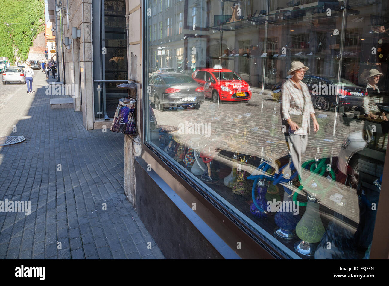 Una scena di strada nella citta' vecchia di Riga, Lettonia. Foto Stock