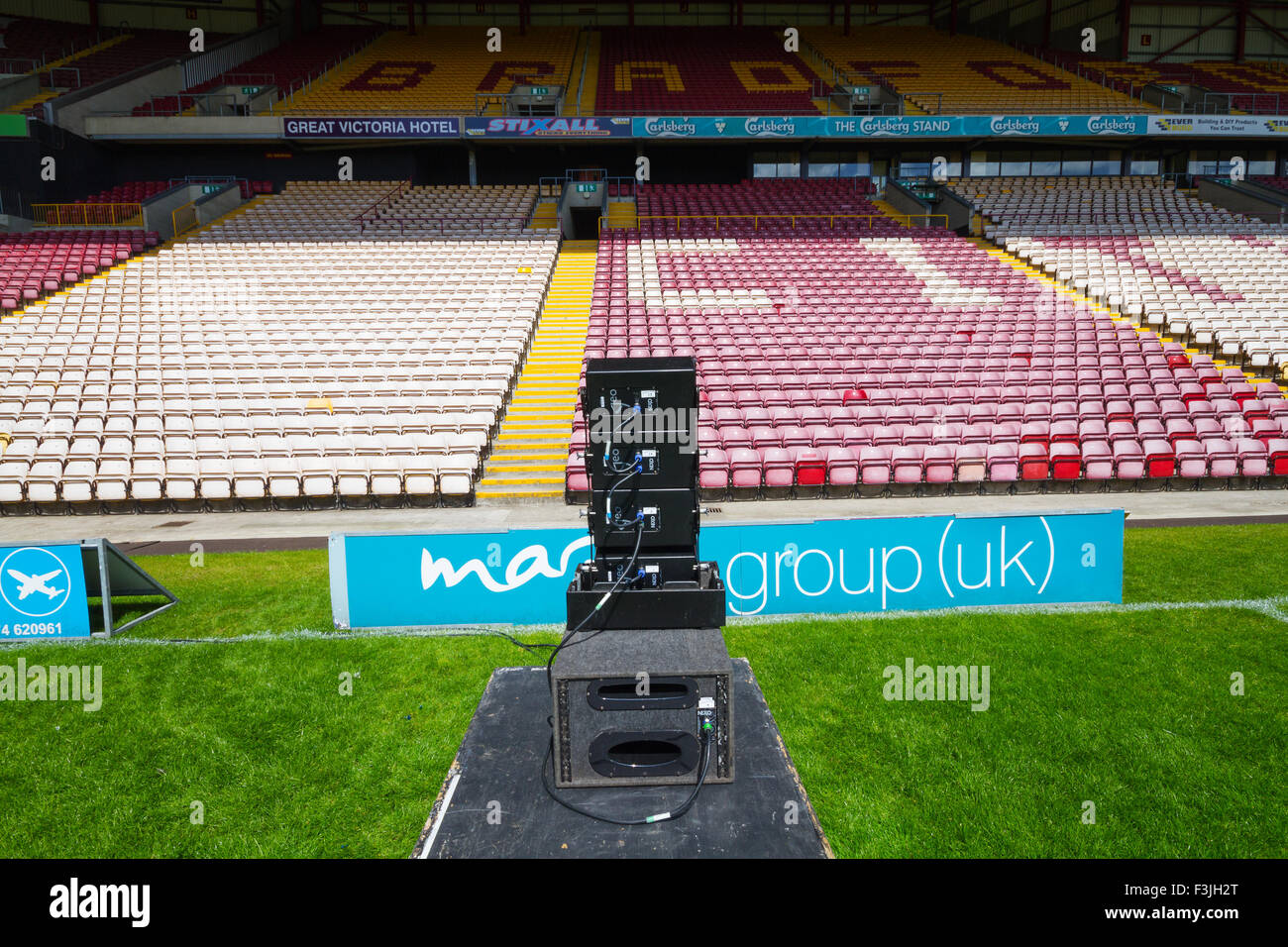 Una vista di Bradford City's Valley Parade stadium durante il setup per un concerto di musica orchestrale. Foto Stock