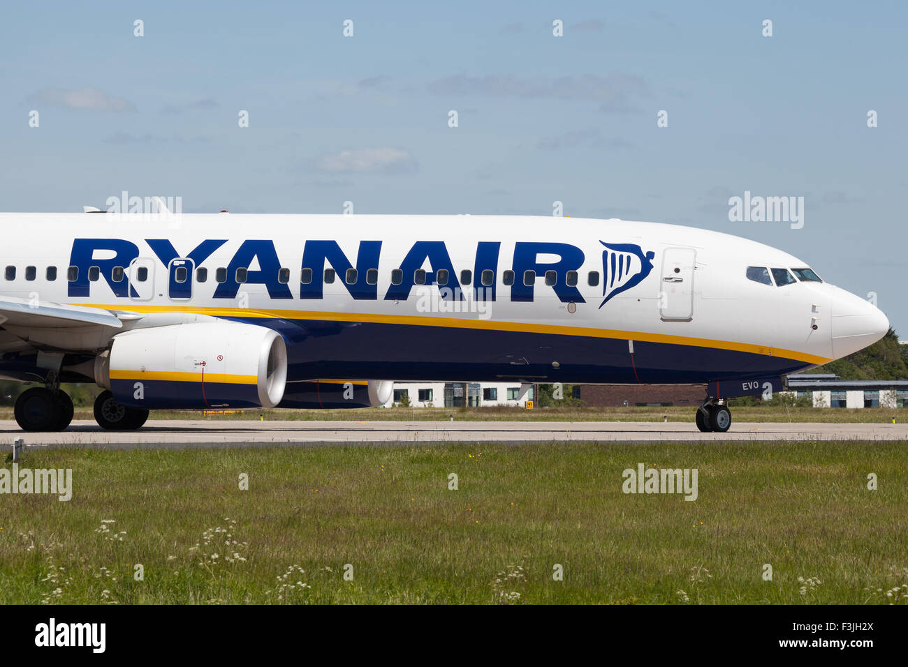 A ryanair boeing 737 si prepara a discostarsi pista 14 a Leeds-bradford international airport. Foto Stock