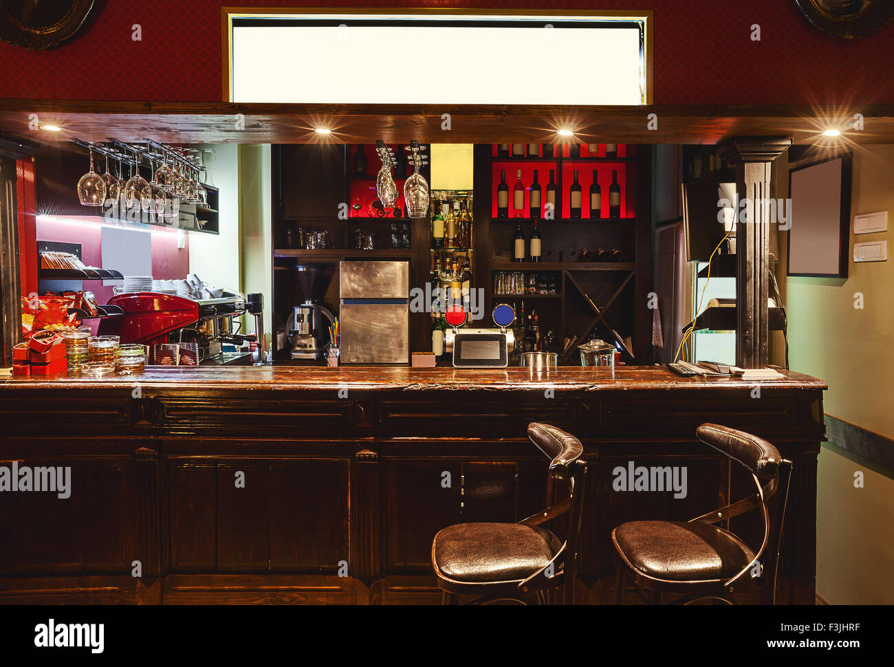 Interno di una moderna caffetteria in stile retrò, scena notturna. Illuminazione, mobili e dettagli architettonici. Foto Stock
