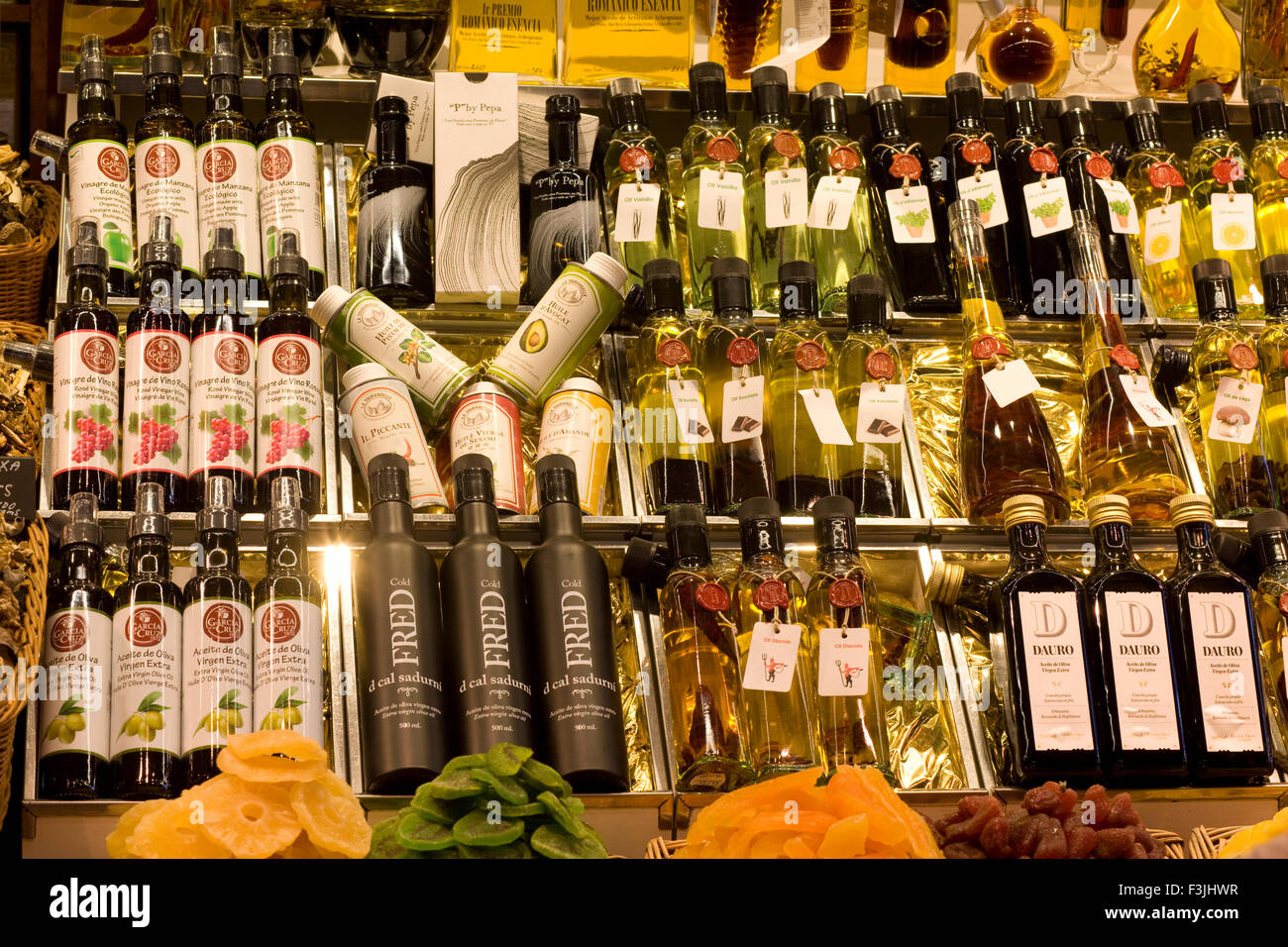 Un assortimento di oli realizzati con frutti su un mercato store in Barcelona Foto Stock