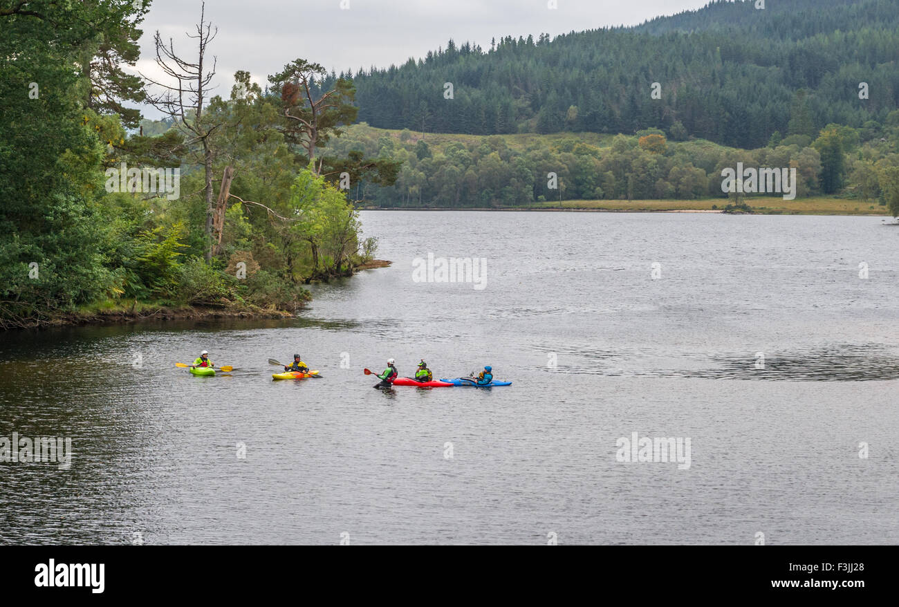 Gruppo di canoeist, canoa sul Loch Lochy nelle Highlands Scozzesi. Foto Stock