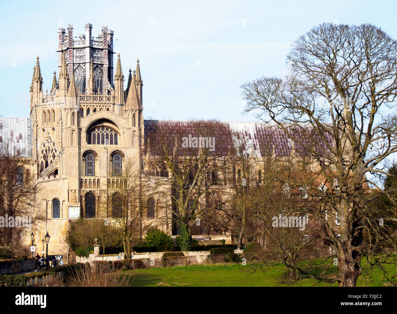 La famosa Lanterna sulla sommità dell'Ottagono e East End della Cattedrale di Ely nel Cambridgeshire, Inghilterra, Regno Unito. Visto da sud. Foto Stock