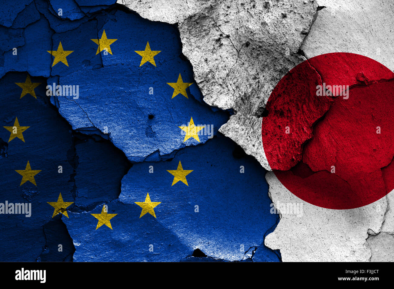 Bandiere di Unione europea e il Giappone dipinta sulla parete incrinato Foto Stock