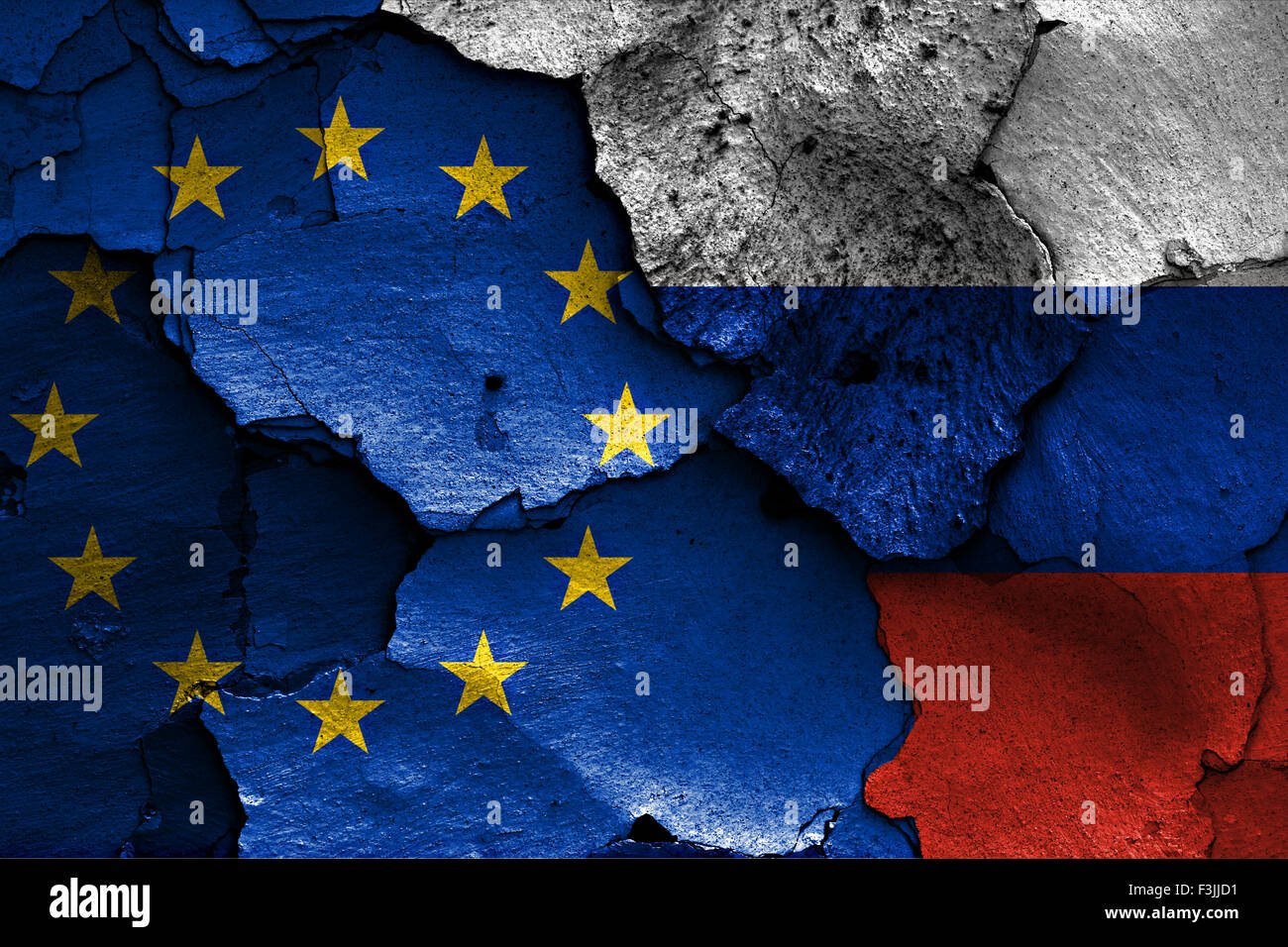 Bandiere di Unione europea e la Russia dipinta sulla parete incrinato Foto Stock