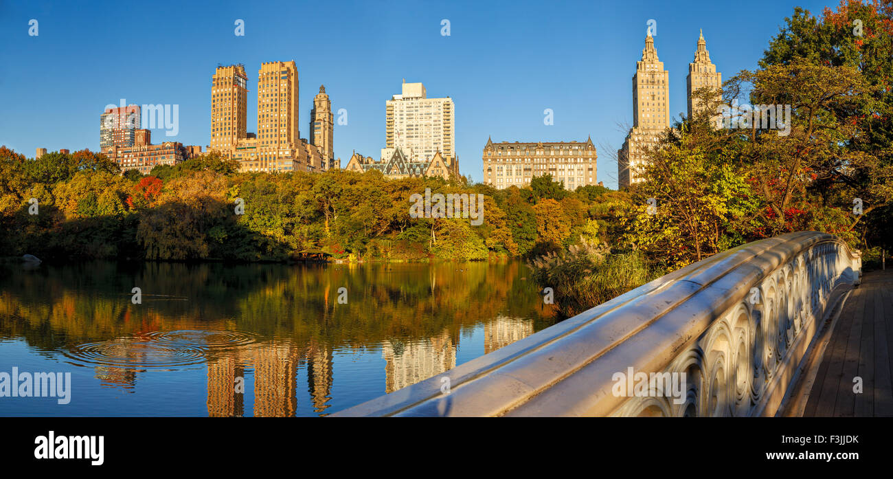 Central Park in autunno dalla prua ponte sopra il lago, Upper West Side di New York City Foto Stock
