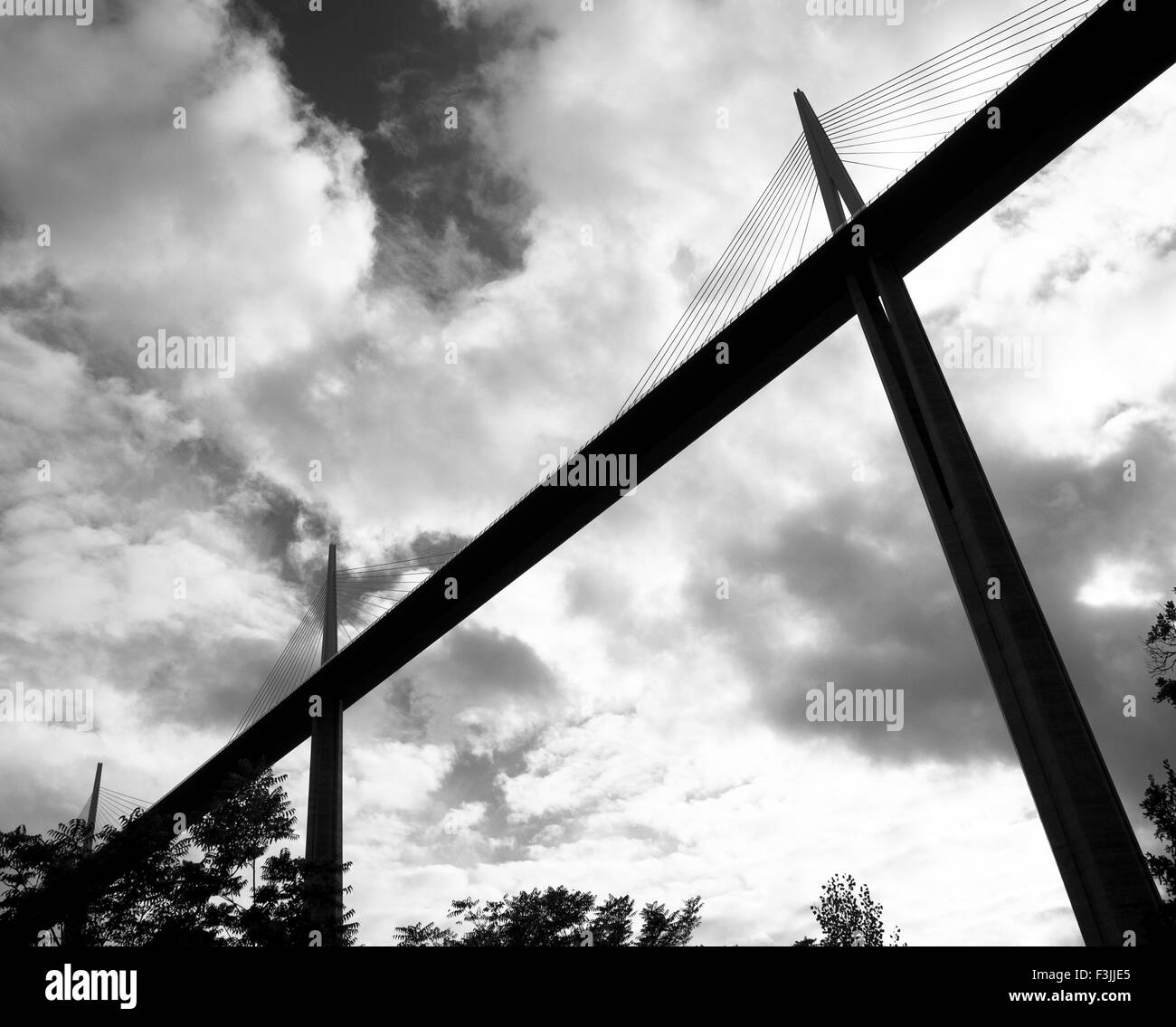 Tre torri e il ponte stradale del viadotto di Millau in Millau, Averyron, Francia. Il ponte più alto del mondo. Foto Stock