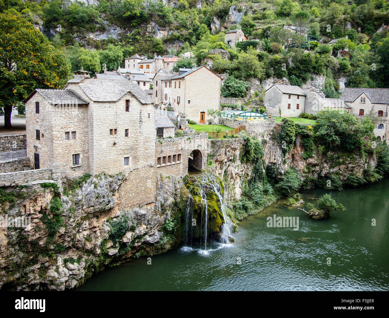 Saint-Chély-du-Tarn nelle Gorges du Tarn. Un borgo nel Comune di Sainte-Enimie, del département della Lozère in Francia. Foto Stock