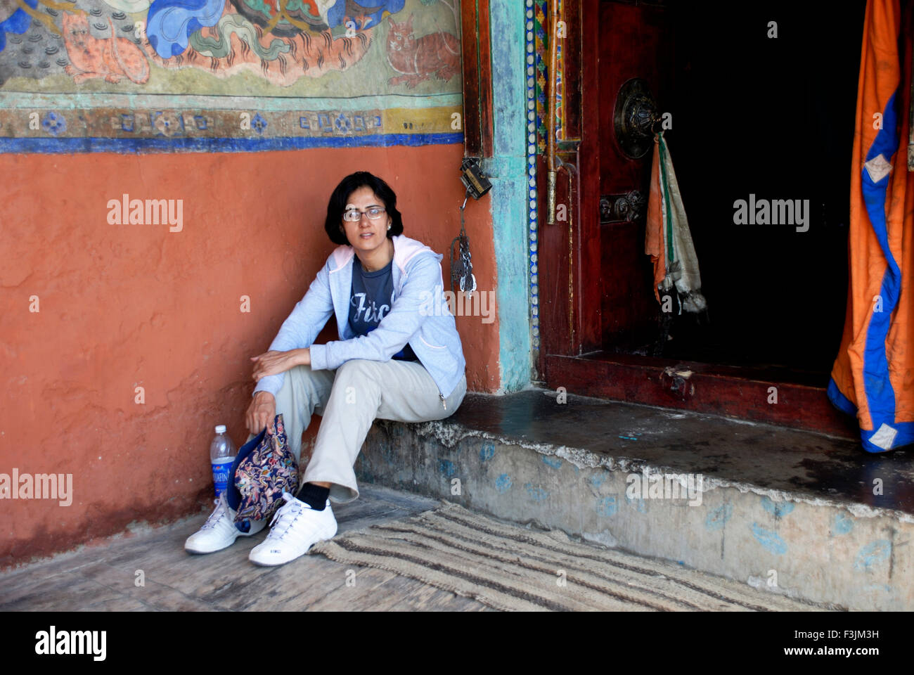 Una signora a Diskit Monastero di Ladakh ; Jammu e Kashmir ; India Foto Stock