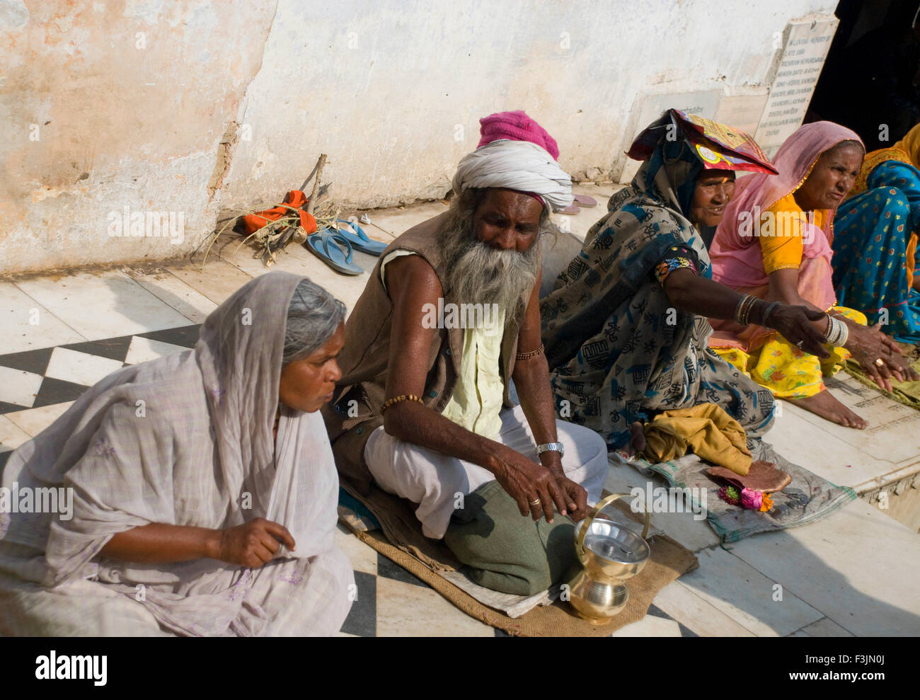 Tre mendicanti a Brahmaji ka tempio a Pushkar ; Rajasthan ; India Foto Stock