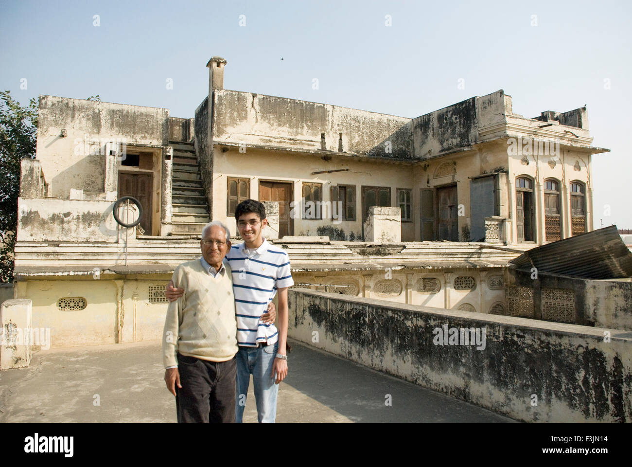 Nonno & nipote a padre house ; Ajmer ; Rajasthan ; India n. MR Foto Stock