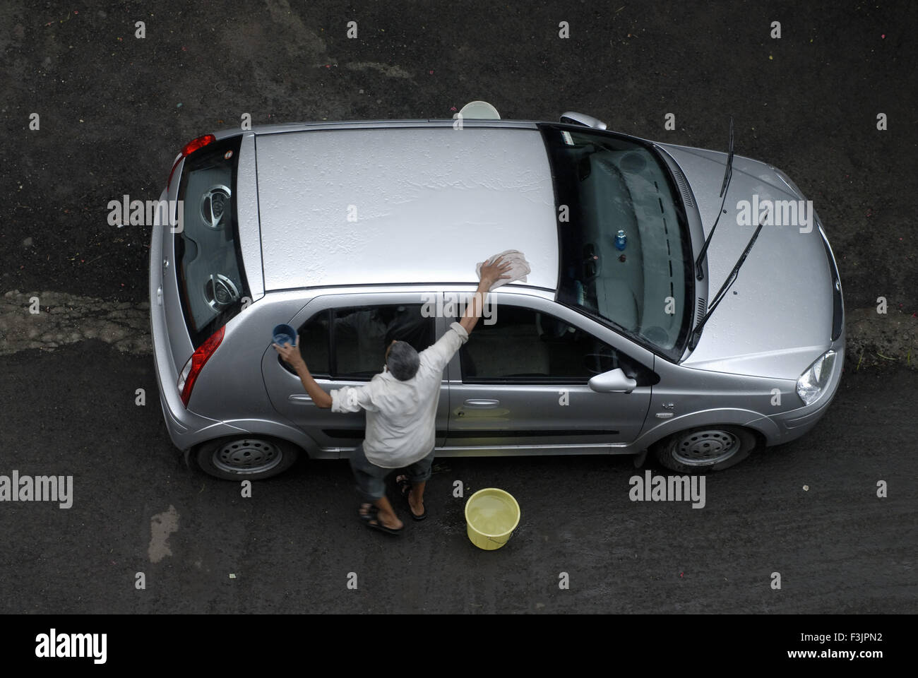 Uomo di pulizia auto color argento indica V2 modello a Pune Maharashtra India Asia Foto Stock