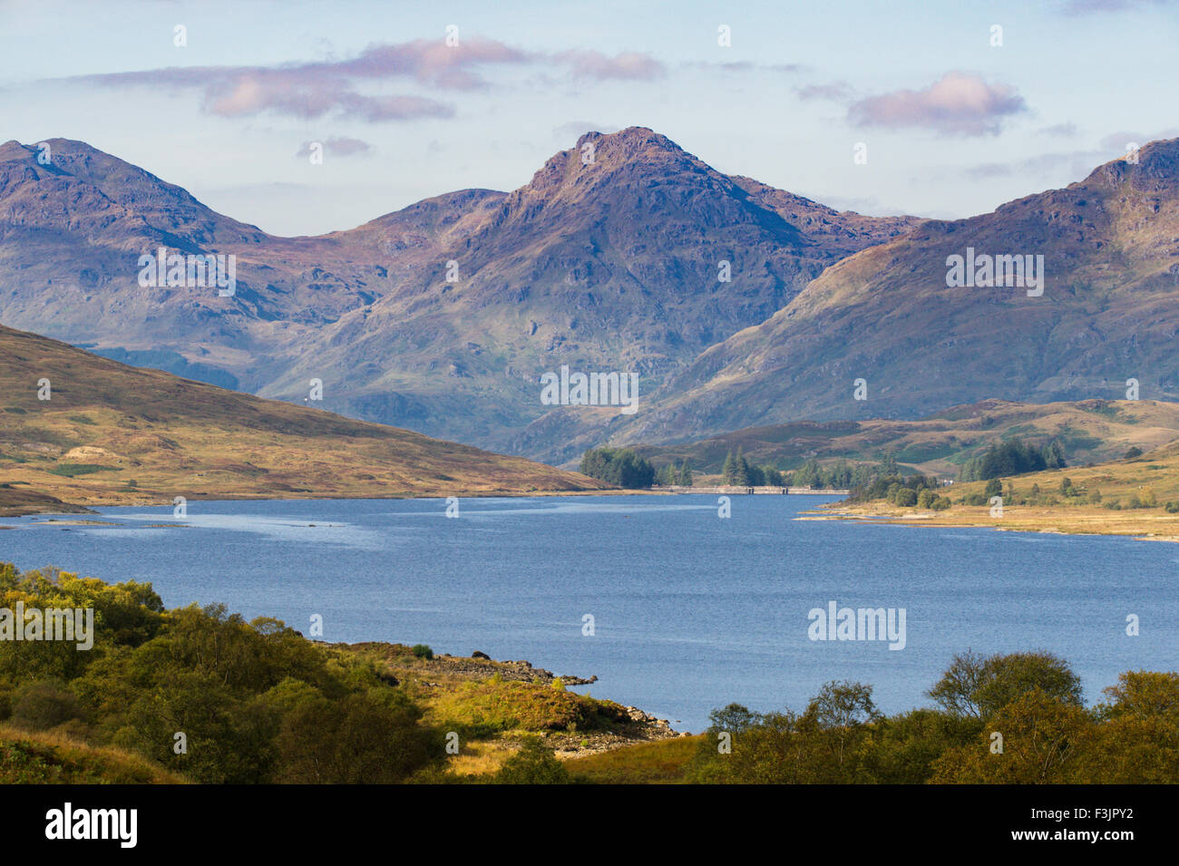 Una vista sul Loch Arklet nel Trossachs, con i picchi del 'Arrochar Alpi' al di là. Foto Stock