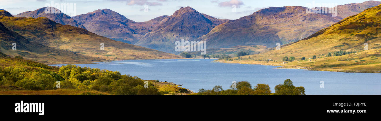4:1 vista panoramica sul Loch Arklet nel Trossachs, con i picchi del 'Arrochar Alpi' al di là. Foto Stock