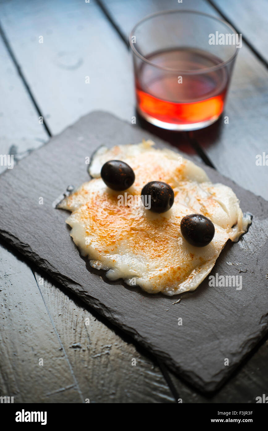 Merluzzo affumicato condito con olio di oliva e paprica Foto Stock