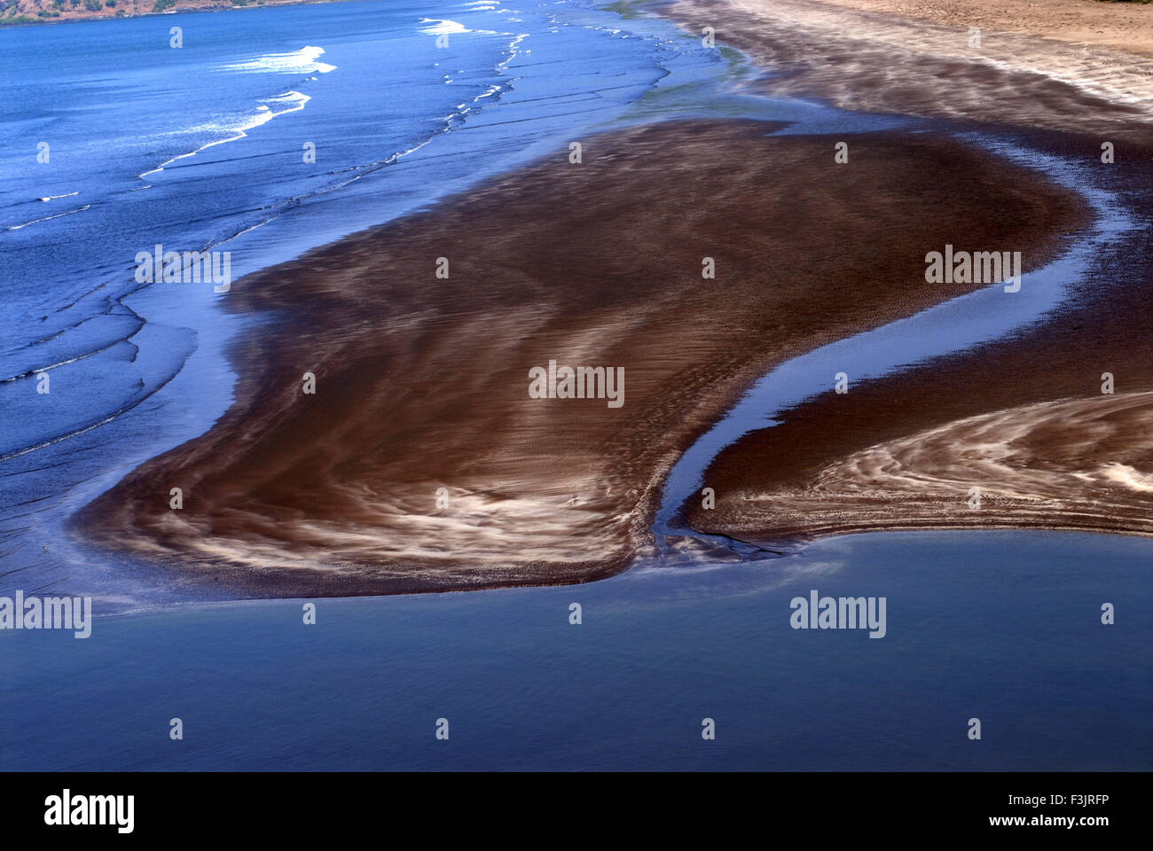 Spiaggia di Harihareshwar con sabbia Mare Arabico; linea costiera di Konkan Raigad Maharashtra Foto Stock