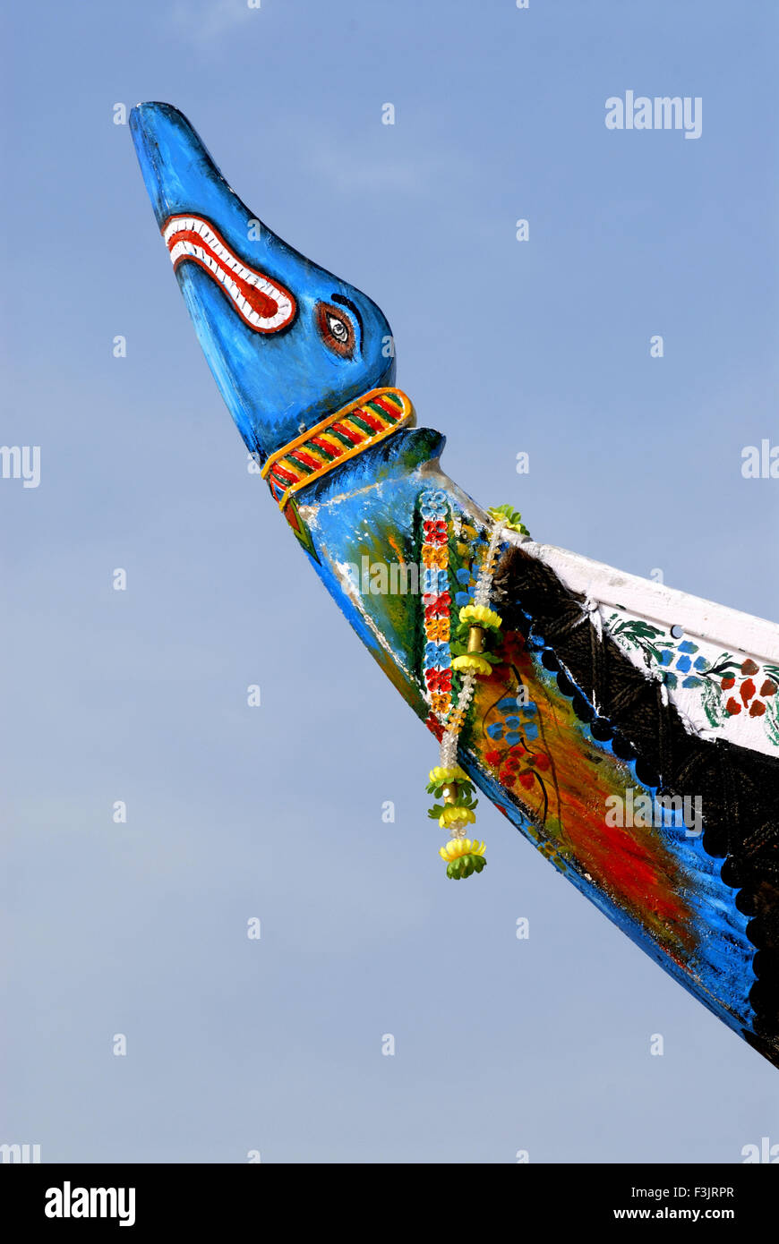 Riccamente dipinto di testa di animale mitologico lato anteriore paese barca da pesca e cielo blu Kunkeshwar spiaggia costa Konkan Sindhudurg maharashtra india Foto Stock