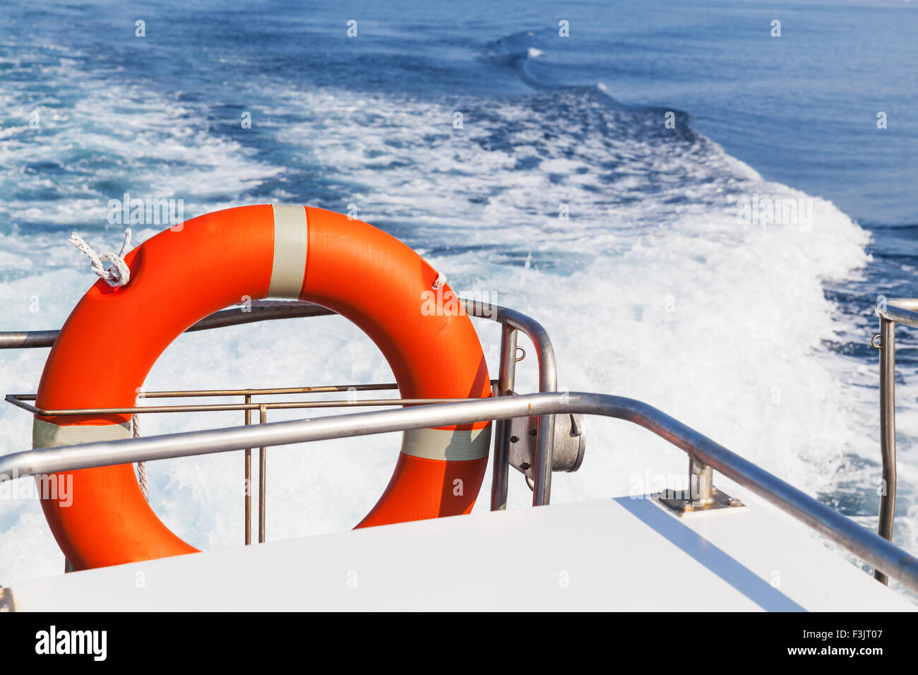 Ciambella rosso appeso sulla poppa della sicurezza veloce barca di salvataggio Foto Stock