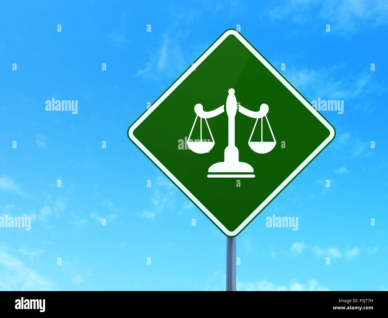 Il concetto di legge: Bilancia sul cartello stradale sullo sfondo Foto  stock - Alamy