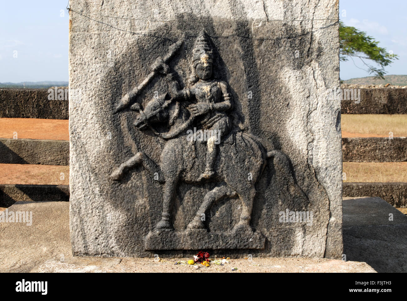 Riccamente scolpita in pietra la figura di Bramha Yaksha è situato sulla gommata Betta a Karkala Udupi Karnataka India Foto Stock