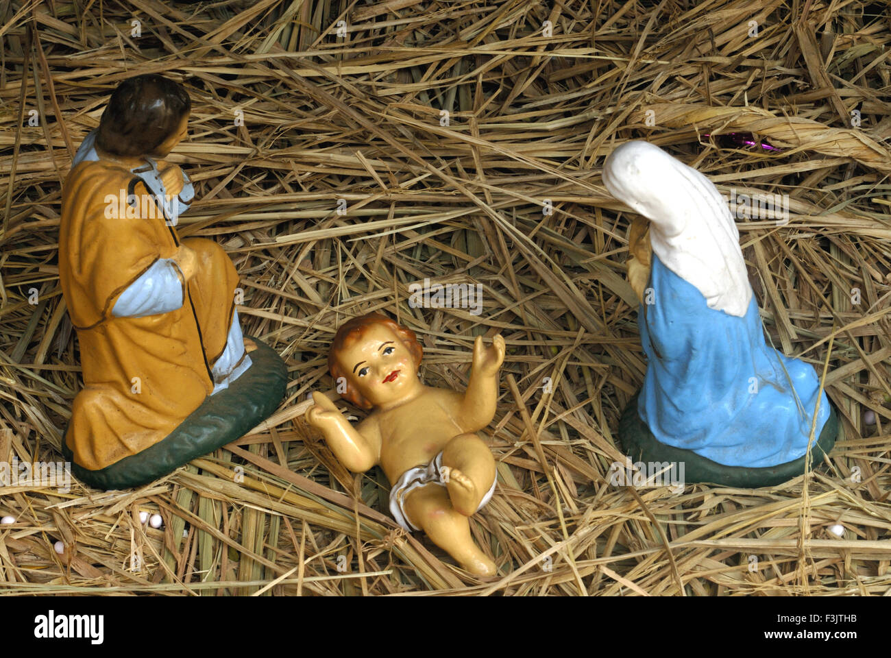 Bambino Gesù in un presepe con Maria e Giuseppe adorandolo Natale Festival Mumbai Maharashtra india asia Foto Stock