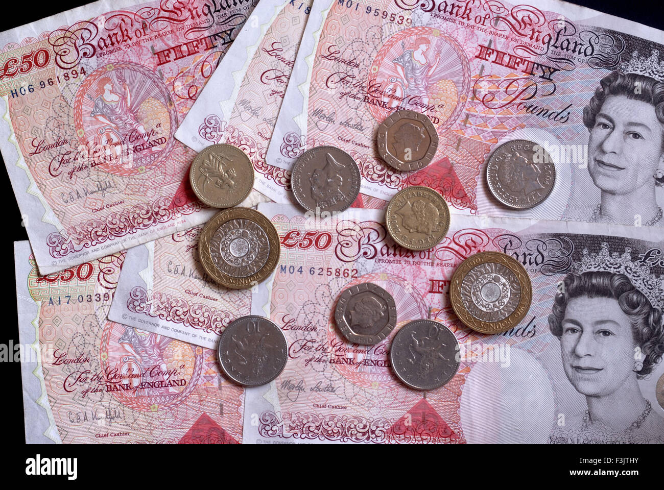 Cinquanta sterline note e Pence monete della Bank of England Foto Stock