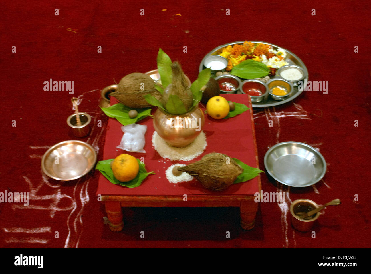Kumbha o pot decorato con foglie di mango coconut materiale religioso disposto la cerimonia nuziale Borivali Mumbai India Foto Stock