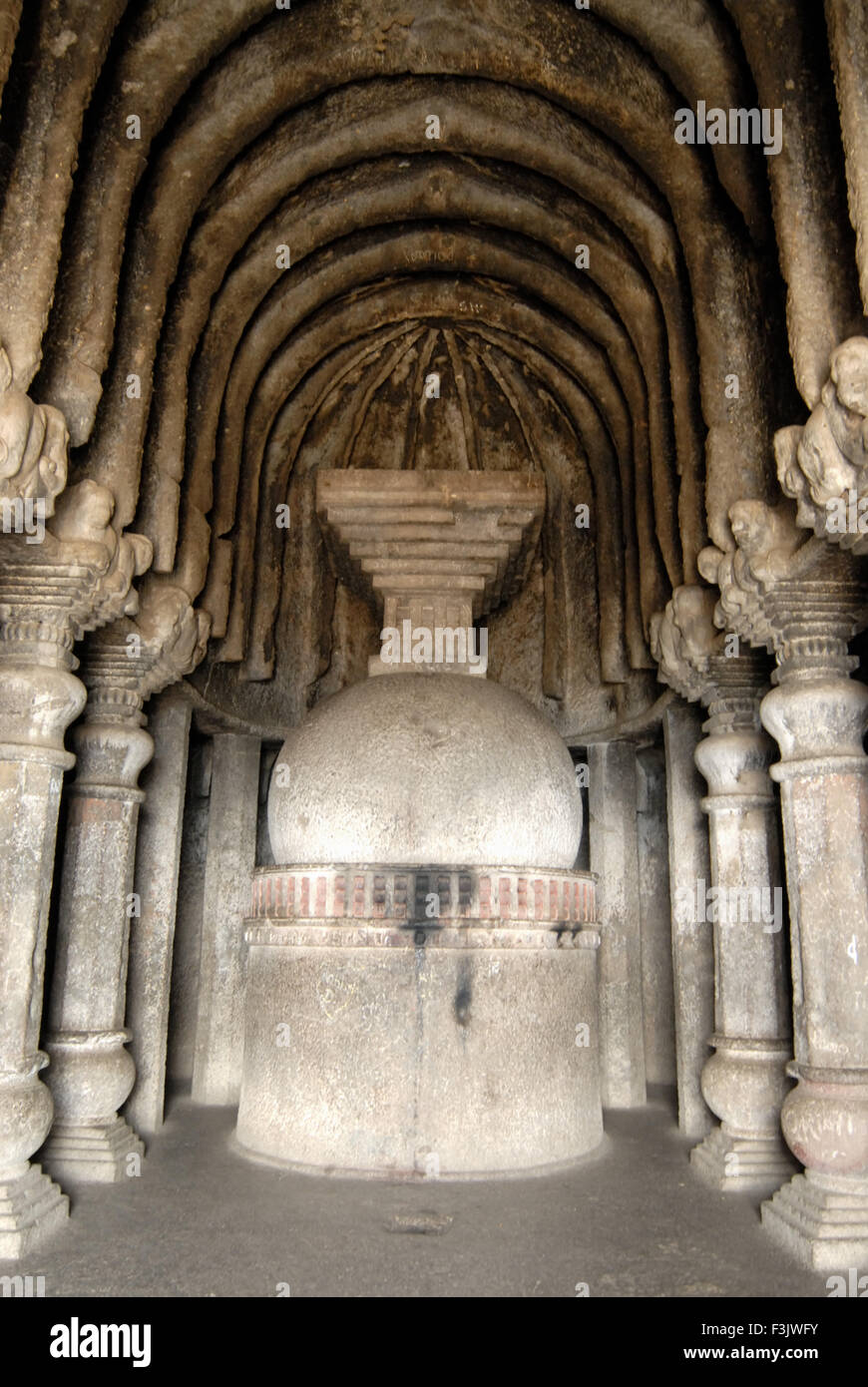 Riccamente scolpita in pietra stupa e pilastri in grotte buddista sulla montagna Ashtavinayak Lenyadri Junnar Pune India Maharashtra Foto Stock