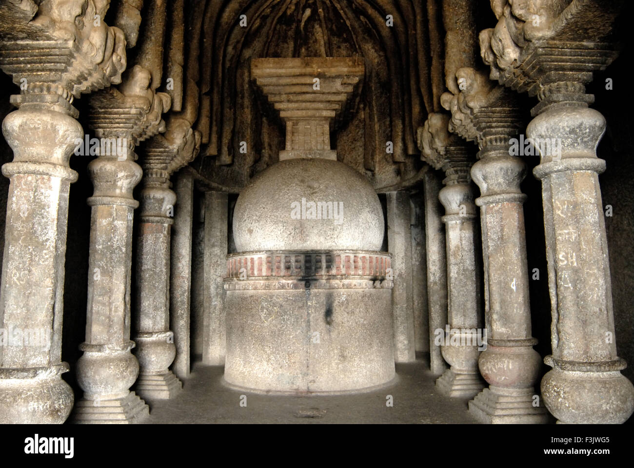 In pietra scolpita stupa e pilastri in grotte buddista sulla montagna a Lenyadri Ashtavinayak Junnar Pune India Maharashtra Foto Stock