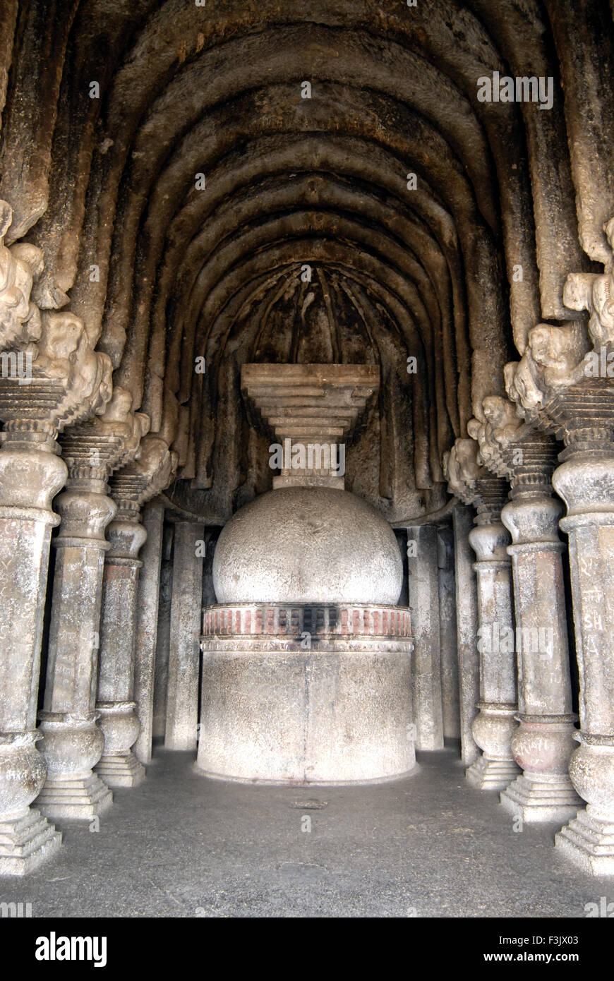 Stupa e pilastri in grotte buddista sulla montagna Ashtavinayak Lenyadri Junnar Pune India Maharashtra Foto Stock