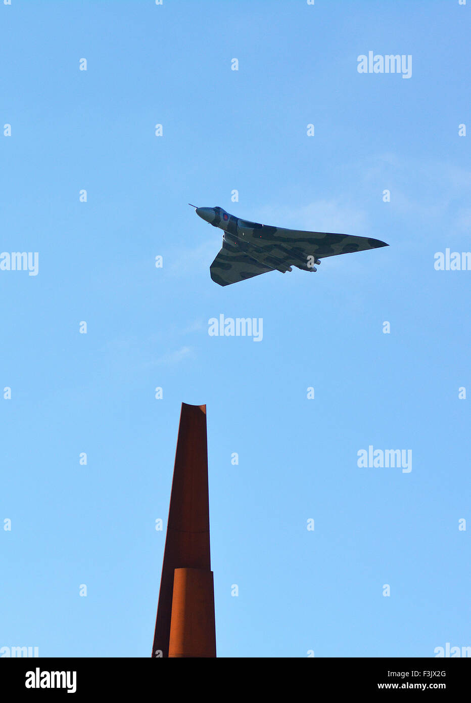 Avro Vulcan bomber vola sopra il bombardiere internazionale di Command Center's Memorial guglia svelata in collina Canwick, Lincoln, 2 ottobre 2015. Foto Stock