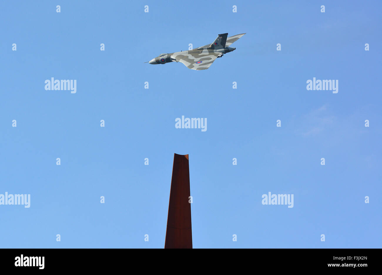 Avro Vulcan bomber vola sopra il bombardiere internazionale di Command Center's Memorial guglia svelata in collina Canwick, Lincoln, 2 ottobre 2015. Foto Stock